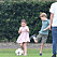 Prinsessan Charlotte och prins George spelar fotboll.