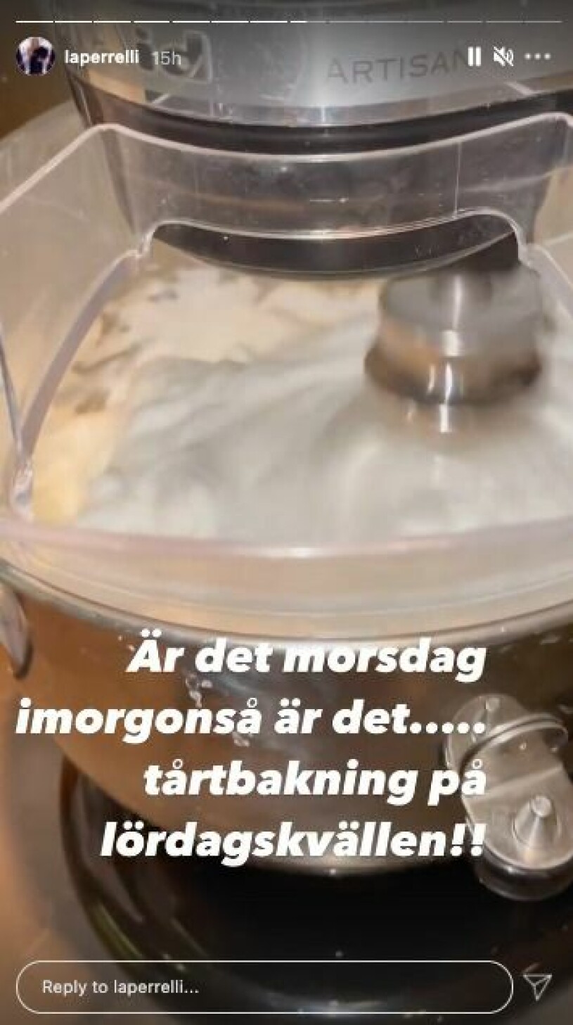 Tårtbakning hemma hos Charlotte Perrelli och Anders Jensen. Charlotte Perrelli Instagram u