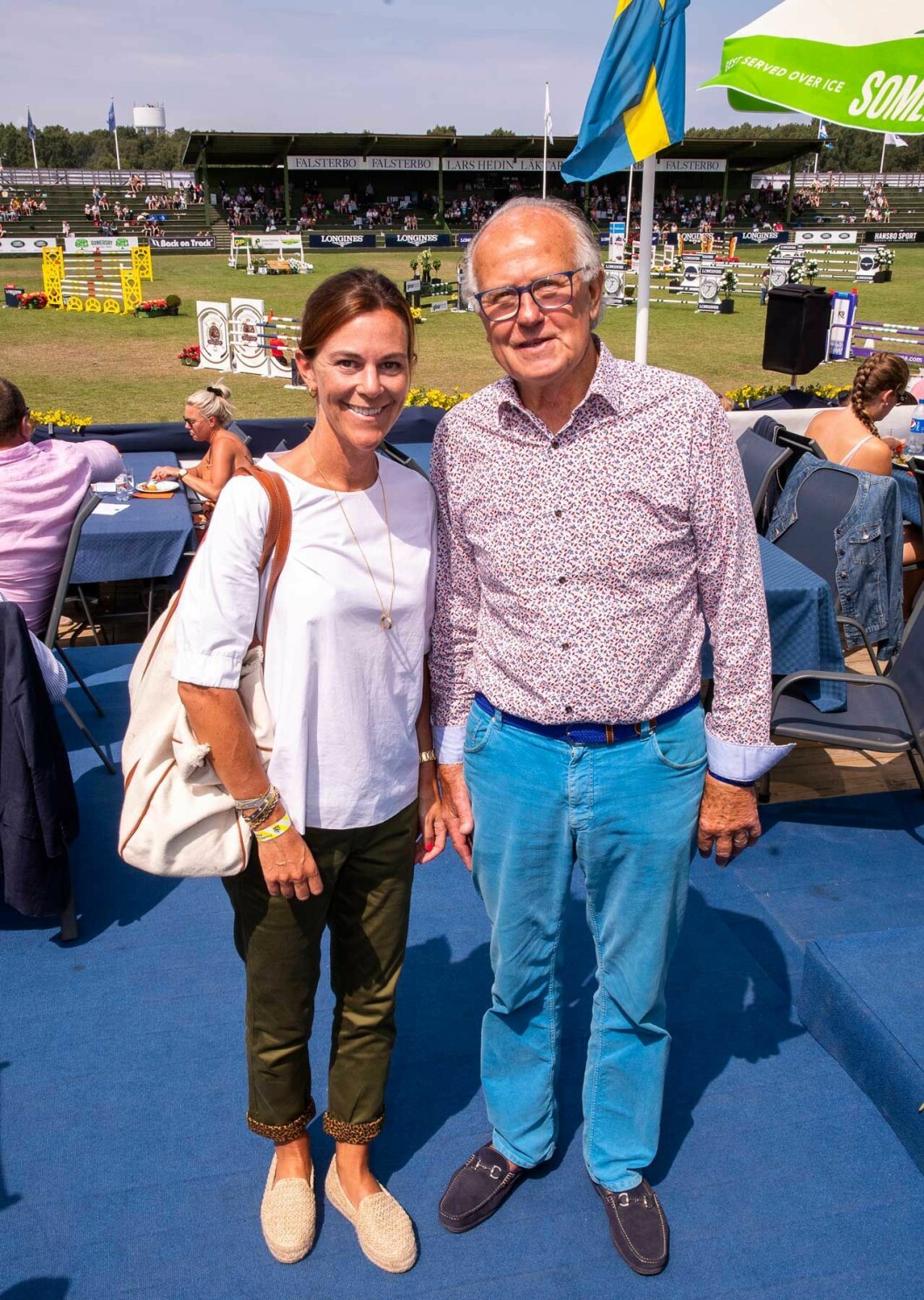 Charlotte Söderström på Falsterbo Horse Show tidigare i somras. Här tillsammans med Christer Schildt som ansvarar för VIP-loungen. H&M-dottern Charlotte Söderström på Falsterbo Horse Show 2019 med Christer Schildt.
