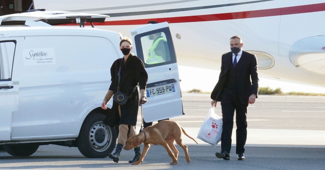 Charlene med sin nya pälskling. Furstinnan Charlene