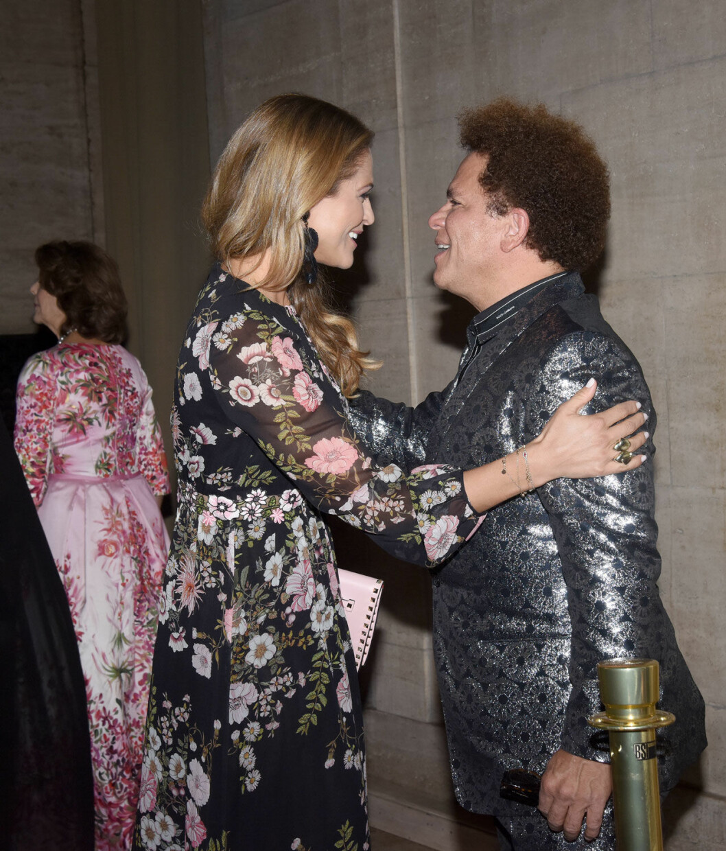 Romero Britto har bland annat målat ett porträtt av drottning Silvia. Madeleine hälsade på sin goda vän Romero Britto.