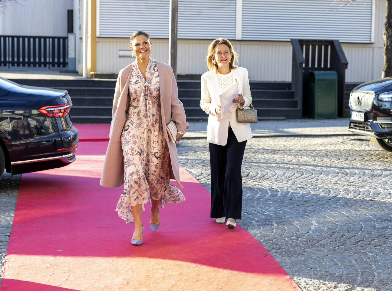 Kronprinsessan Victoria anländer till Gröna Lund på en röd matta