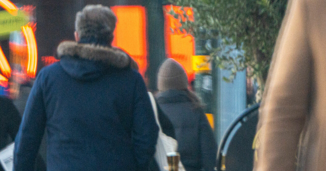 Efter lite shopping på Strandvägen fortsatte Chris O'Neill stegen upp mot Norrmalmstorg. Chris O'Neill på jakt efter fler sista-minuten-julklappar i Stockholm