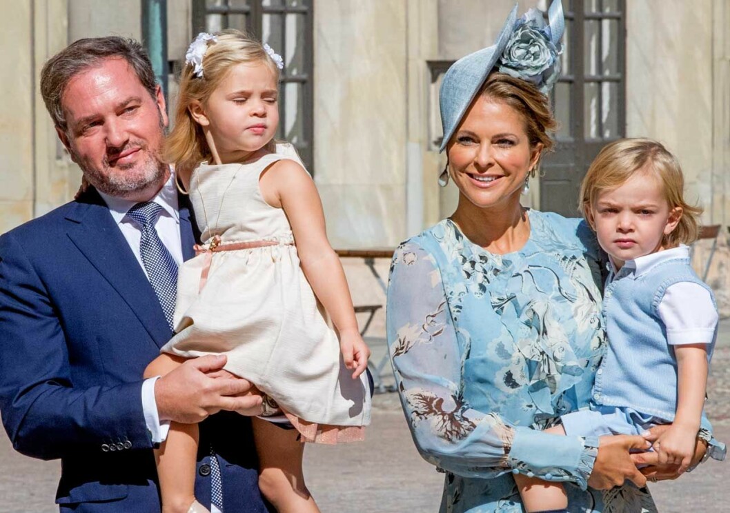 Chris axlade pappaansvaret när Madeleine var upptagen med intervjun. Victorias 40-årsdag, Chris O'Neill med prinsessan Leonore, prinsessan Madeleine med prins Nicolas.