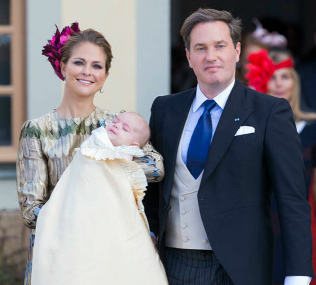 Prins Nicolas vilar i mamma Madeleines famn.