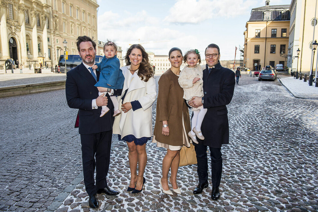 Chris saknar det naturliga vardagliga stödet och känner sig inte särskilt bekväm i rampljuset. Chris, Madeleine, Victoria, Daniel