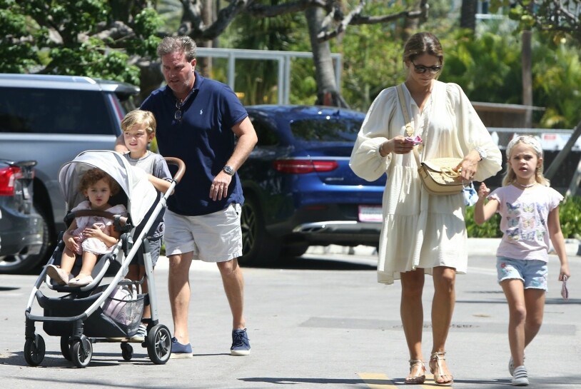 Chris O’Neill rattar hela ekipaget med enhandsfattning. Chris O’Neill Prinsessan Madeleine Adrienne Prins Nicolas Prinsessan Leonore barnvagn sittvagn vagn UPPAbaby Cruz Miami Florida