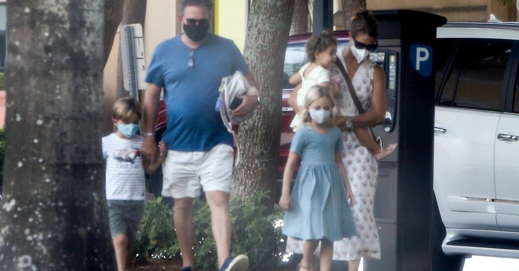 Chris och Madeleine och de tre prinsessbarnen i coronasäkrade Florida.