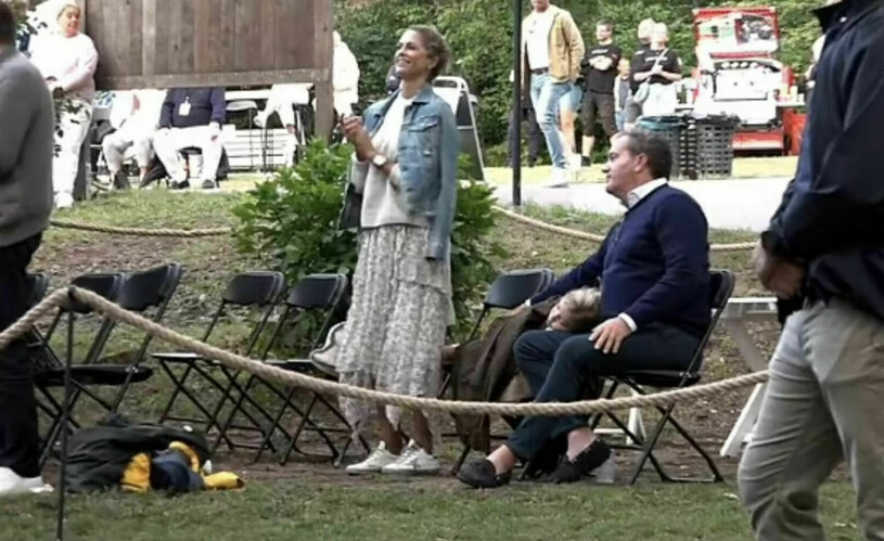 Leonore sovandes i Chris knä på Solliden! Foto: Skärmdump Youtube/Sweden Royals