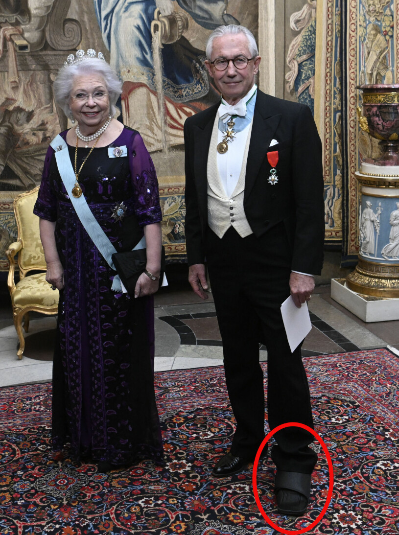En skadad Tord Magnuson vid prinsessan Christinas sida. Prinsessan Christina med sin man Tord Magnuson som har gipsat ben efter skidolycka