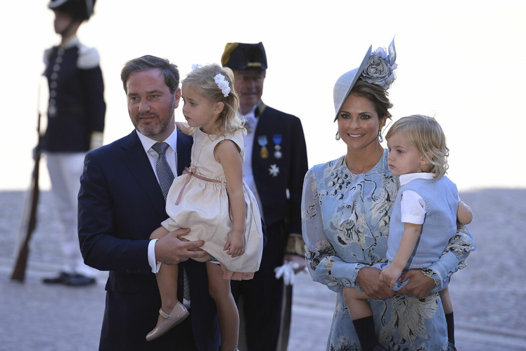 Madeleine och Chris tillsammans med sina två äldsta barn, Leonore och Nicolas. Madeleine och Chris tillsammans med sina två äldsta barn, Leonore och Nicolas.