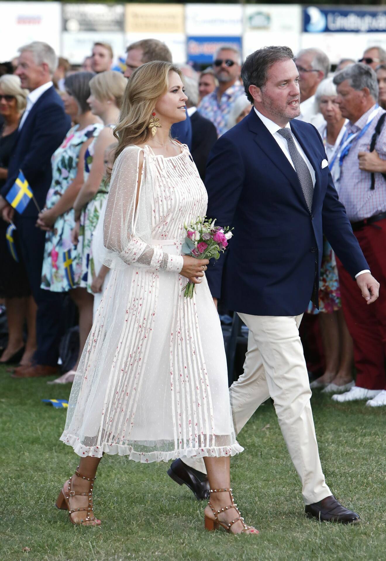 Chris O'Neill och prinsessan Madeleine promenerar fram under Victoriadagen 2018