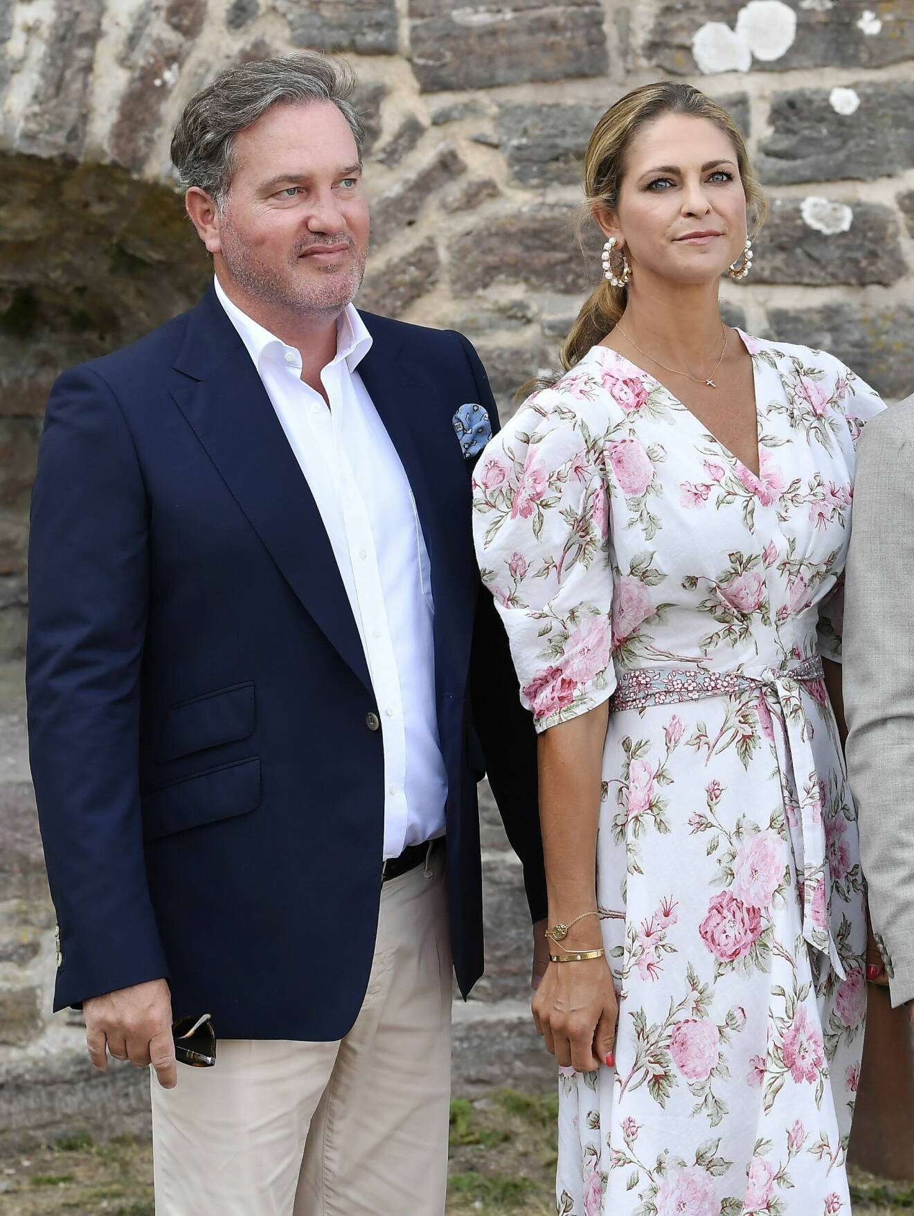 Chris O'Neill och prinsessan Madeleine poserar under Victoriadagen 2021