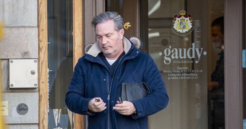Chris O'Neill brukar köpa exklusiva saker till prinsessan Madeleine. Här lämnar han Gaudy med en svart påse under armen. Chris O'Neill shoppar loss i centrala Stockholm