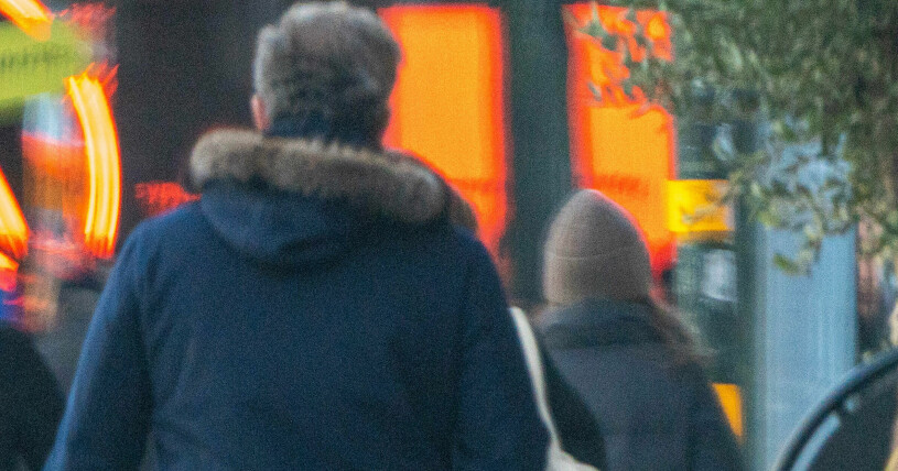 Chris O'Neill såg ut att vara vid gott mod när han spatserade längs Strandvägen och upp mot Norrmalmstorg. Chris O'Neill julhandlar i centrala Stockholm