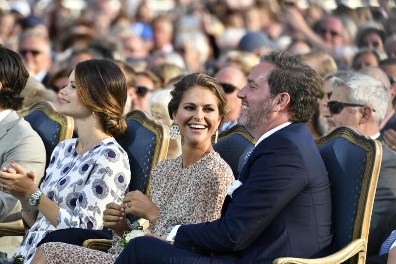 Prinsessan Madeleine och Chris O'Neill skrattar under en konsert på Victoriadagen