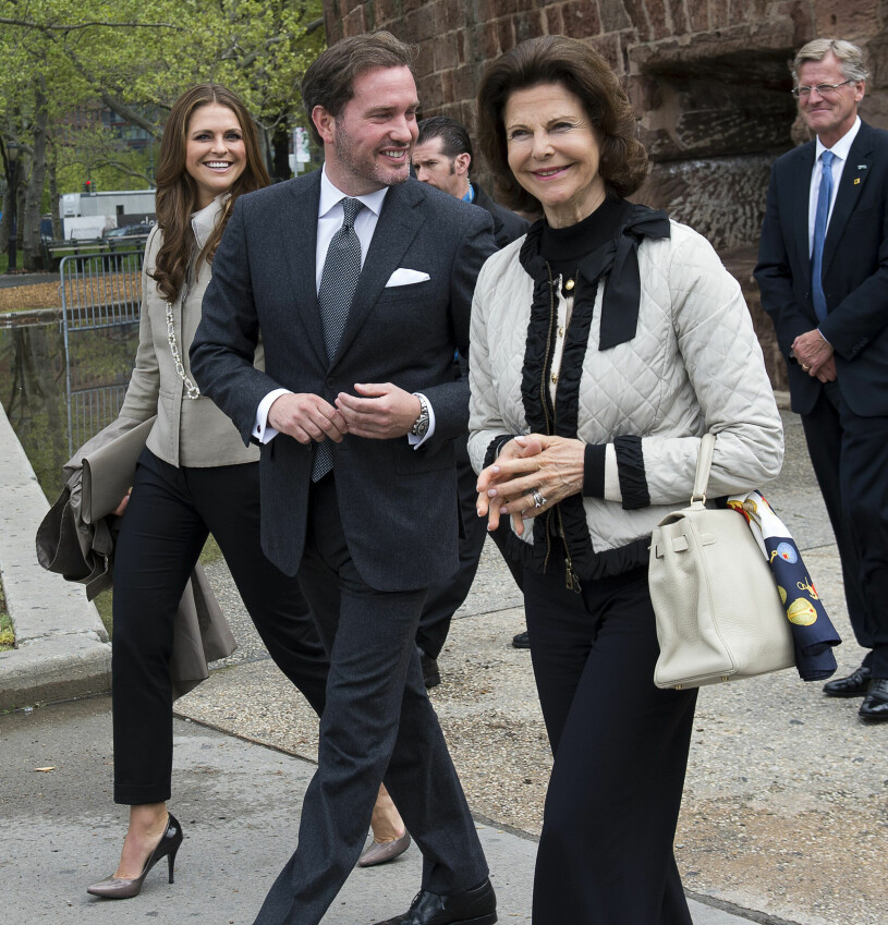 Prinsessan Madeleine, Chris O'Neill och drottning Silvia skrattar och promenerar i New York.