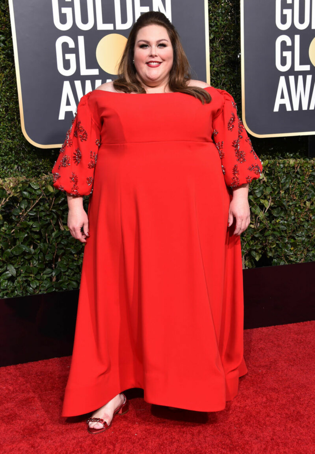 Chrissy Metz klädd i Tanya Taylor. Chrissy Metz klädd i rött på Golden Globe