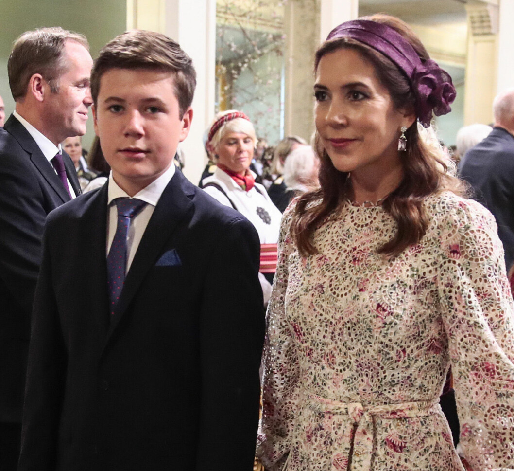 Prins Christian med mamma, kronprinsessan Mary, vid Ingrid Alexandras konfirmation förra året.
