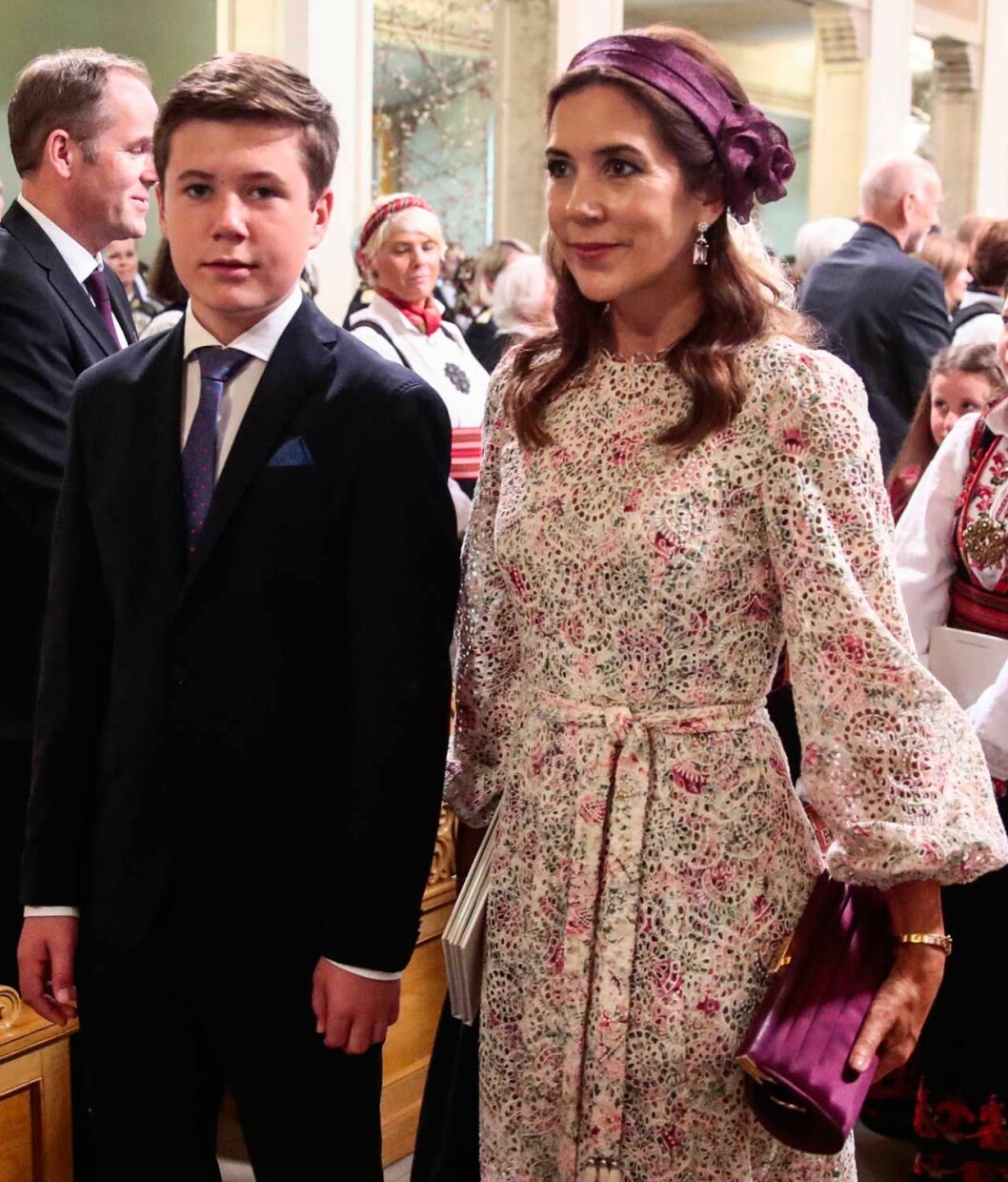 Kronprinsessan Mary var ärtig i en lila bandåhatt. Här med sin son prins Christian, som fick lunchkonversera med kronprinsessan Victoria. Kronprinsessan Mary i blommig klänning och lila bandå-hatt. Här med sin son prins Christian.