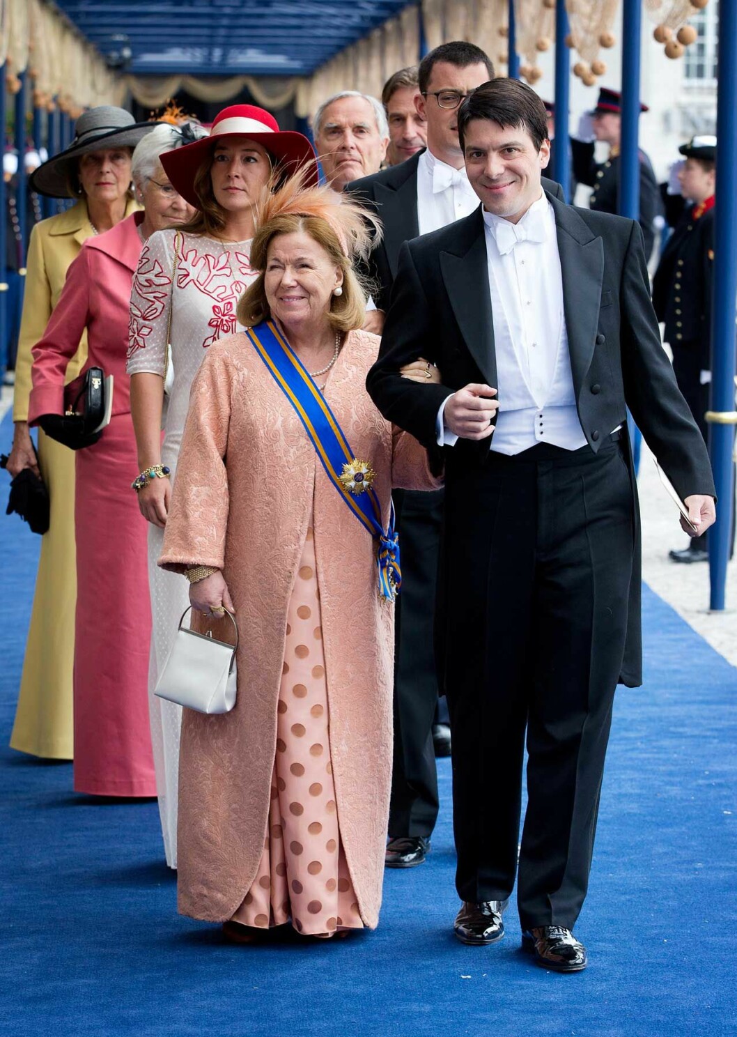 Holländska kungafamiljen sörjer prinsessan Christina. Här ser du henne på en bild från kung Willem-Alexanders kröning, arm i arm med sonen Bernardo. Holländska kungafamiljen sörjer prinsessan Christina. Här med sonen Bernardo.