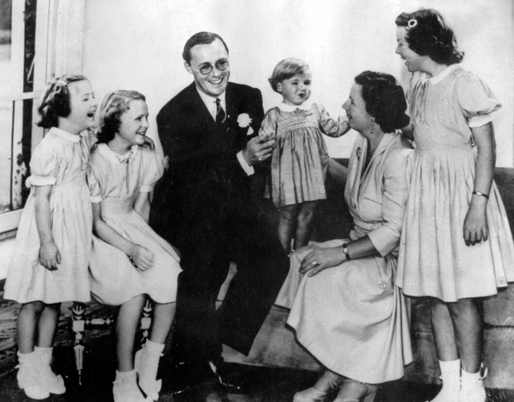 Drottning Juliana och prins Bernhard med sina barn 1950: prinsessan Margriet, prinsessan Irene, nu bortgångna prinsessan Christina och prinsessan Beatrix.