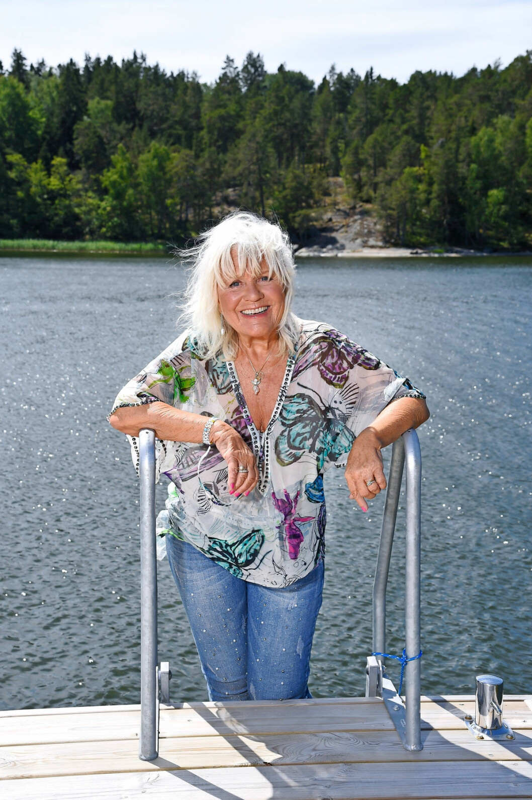 Lycklig på bryggan till sitt älskade hem på Lagnö. Här hänger hela familjen tillsammans varje sommar.