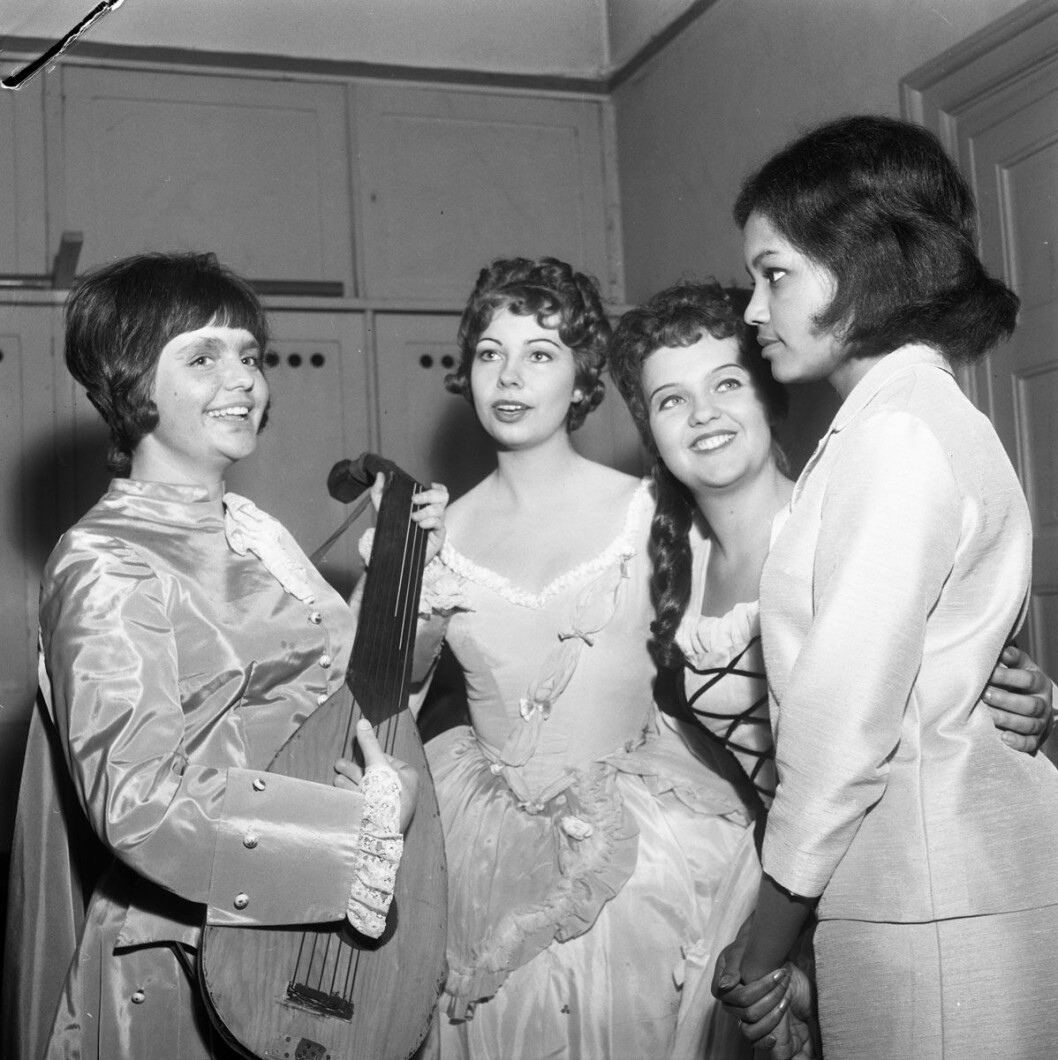 Under Franska skolans 100-årsjubileum hölls en soare i Konserthuset och där medverkade prinsessan Christina, som står i mitten.