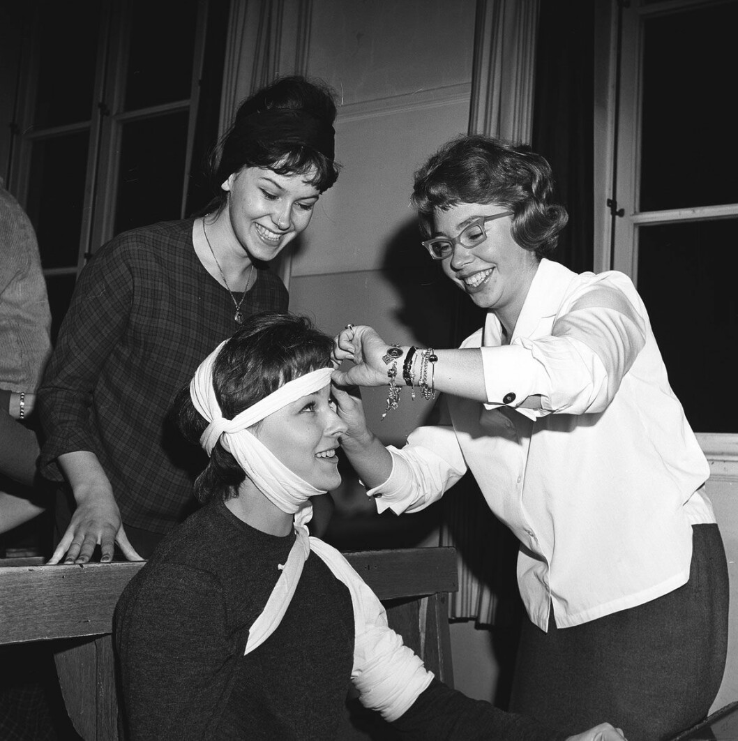 Prinsessan Christina på sjukvårdskurs år 1961, här lägger hon bandage på en kurskamrats huvud.