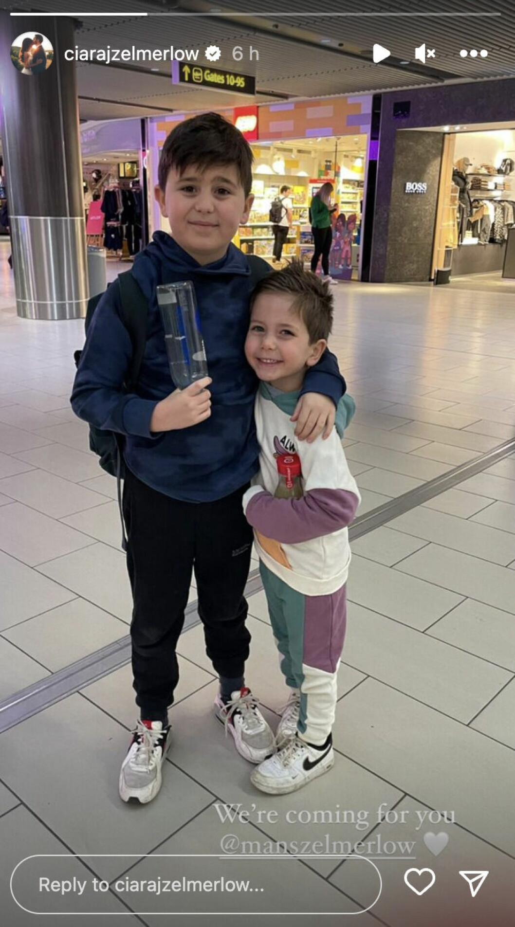 En bild från Ciara Zelmerlöws Instagram på barnen Archie och Albert på en flygplats