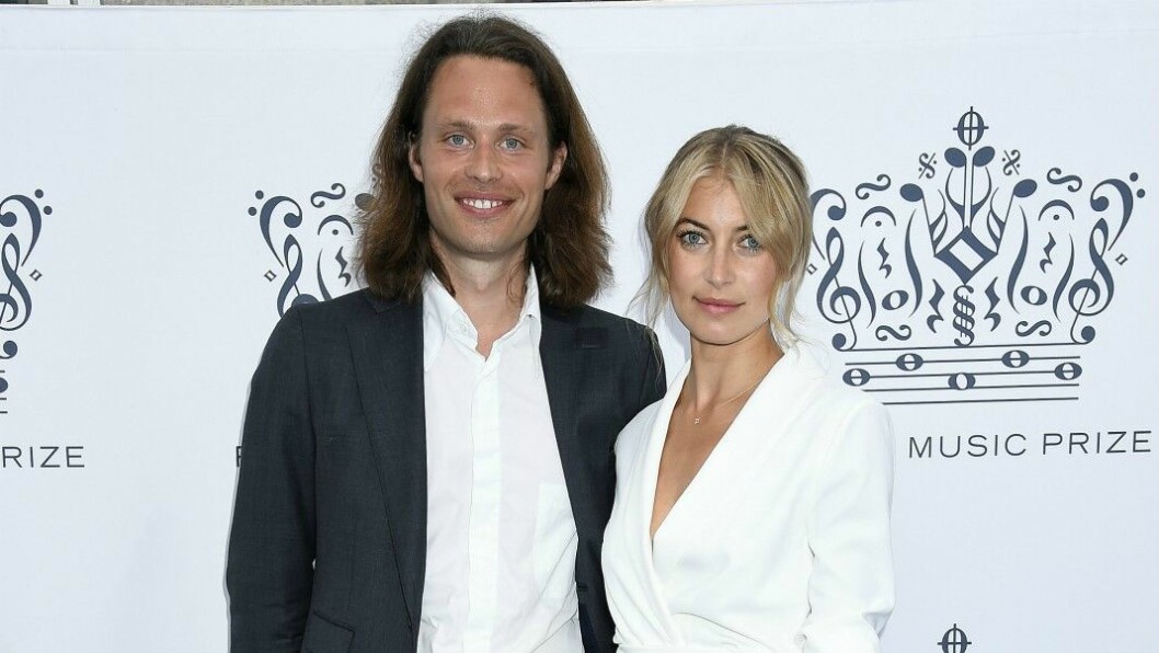 Skådespelerskan Cecilia Forss tillsammans med pojkvännen Fredrik von der Esch, som också är drottningens gudson.