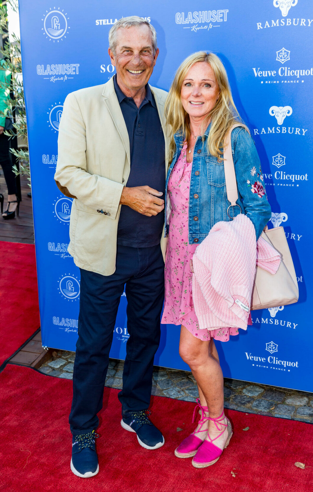 Claes Elfsberg och hans hustru Monika försöker hålla humöret uppe, trots den stora sorg de genomgår. Här träffade vi paret på ett vimmel-event i juni i år. Claes Elfsberg och hans hustru Monika försöker hålla humöret uppe, trots den stora sorg de genomgår. Här träffade vi paret på ett vimmel-event i juni i år.