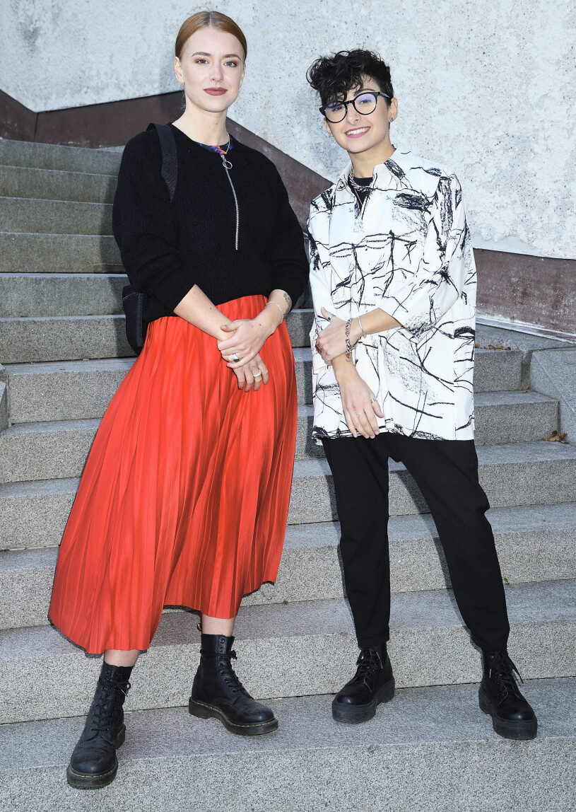 Clara Henry var snygg i svart och rött och sångerska och låtskrivaren Melanie Wehbe var cool i svart och vitt.
