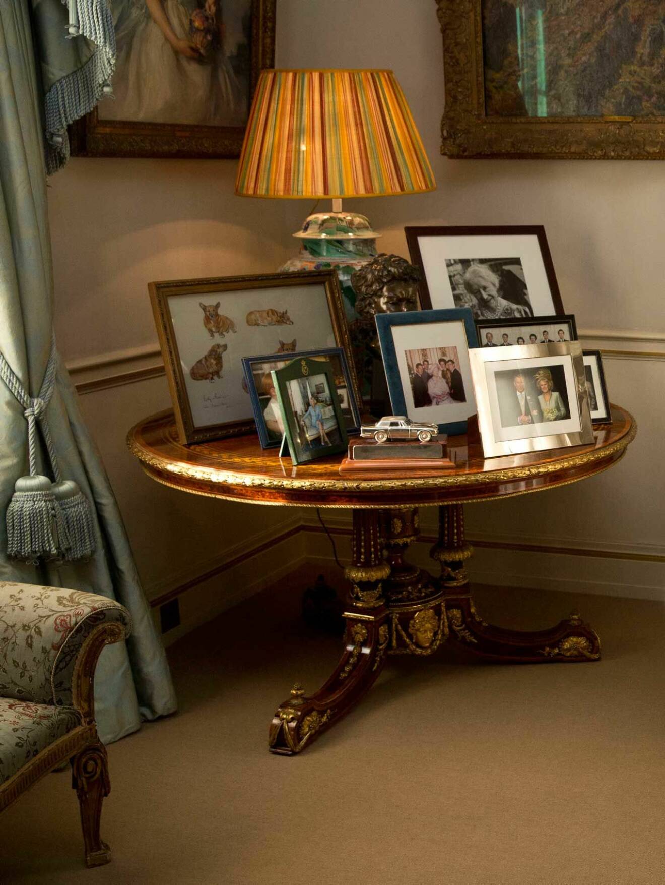 Familjefoton på det lilla runda bordet i prins Charles vardagsrum på Kensington Palace.
