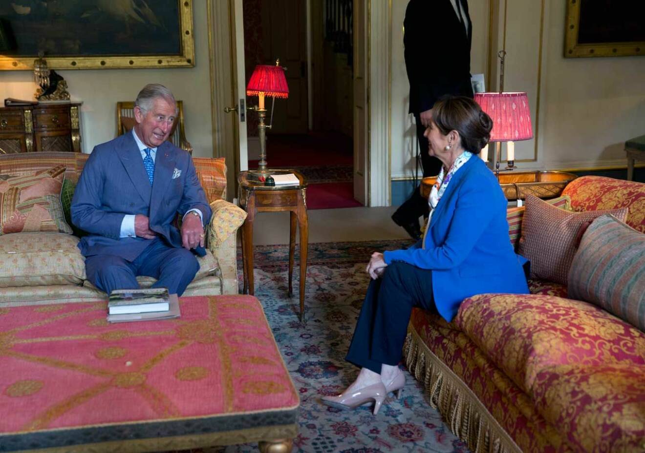 Prins Charles hemma i sin härligt slitna soffa på Clarence House. Zooma in soffan så ser du patinan...