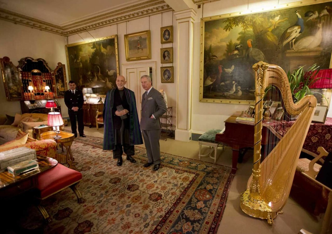 Han gillar att ha det ombonat, som du ser. Och han kan skryta med en alldeles egen harpa. Ombonat i vardagsrummet hemma hos prins Charles på Kensington Palace. I hörnet står en harpa.