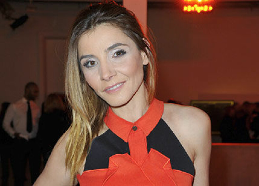 Clotilde Courau i rödsvart klänning med bara axlar
