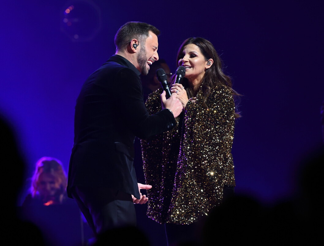 Duon bjöd på skönsång! Carola Häggkvist och Måns Zelmerlöw på scen under sin julshow