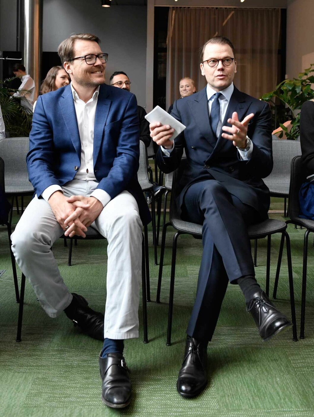 Prinslook på två olika sätt. Prins Constantijn utan slips, medan prins Daniel höll fast vid business-kostymen. Prins Constantijn och prins Daniel på Norrsken House.