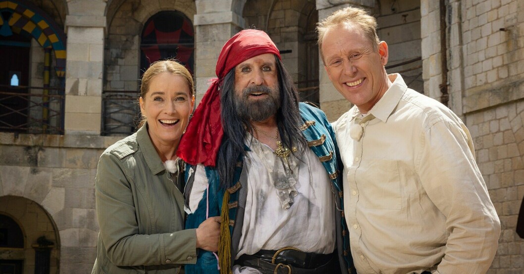 Agneta Sjödin, Peter Stormare och Gunde Svan vägleder tv-tittarna på Fort Boyard i Fångarna på fortet 2022. Agneta Sjödin, Peter Stormare och Gunde Svan