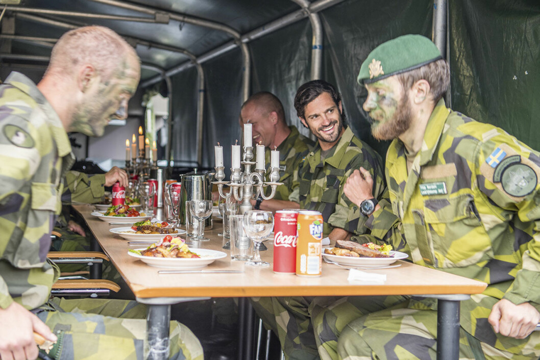 När det var dags för lunch dukades det med kandelabrar, dagen till ära. Prins Carl Philip försvarsmakten