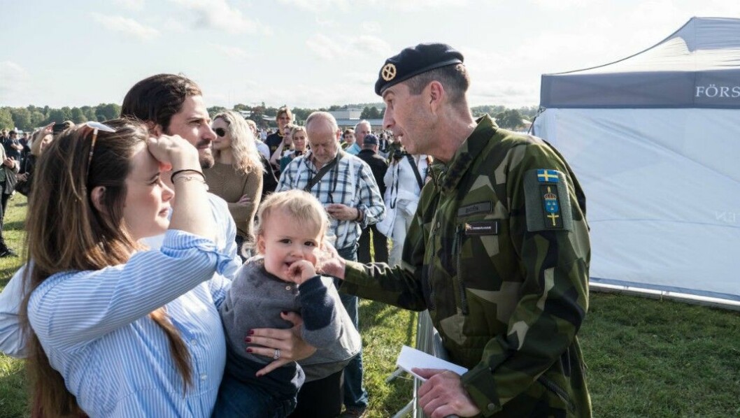 I bakgrunden syns Sofias pappa Erik och systern Lina Hellqvist.