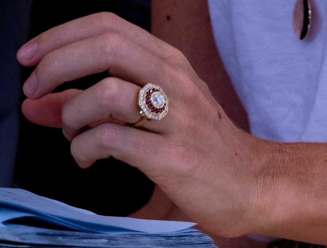 … sin minst sagt smälliga förlovningsring. Cressida Bonas förlovningsring