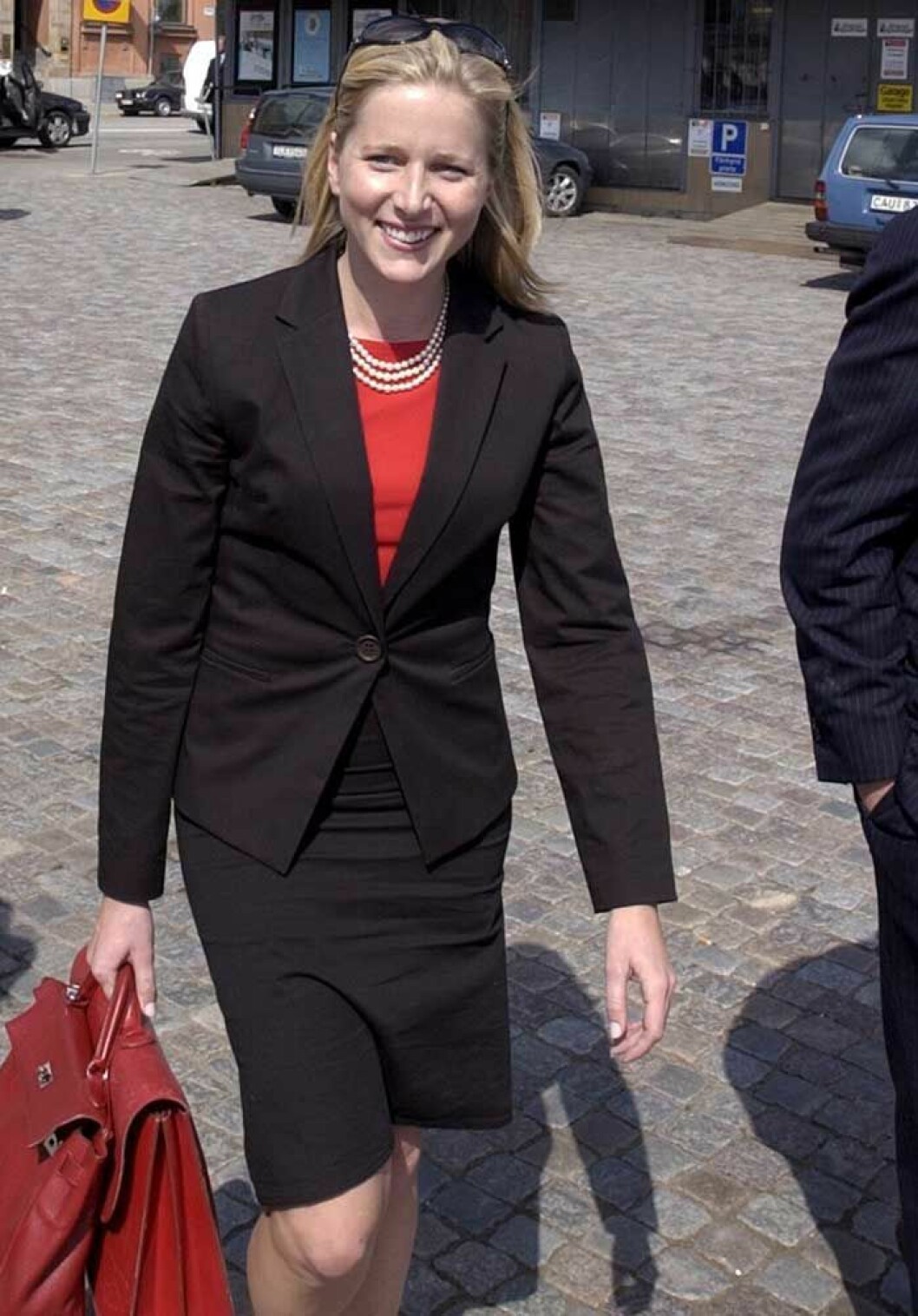 Cristina Stenbeck, 25 år gammal, på väg till en bolagsstämma med Kinnevik år 2003. Cristina Stenbeck