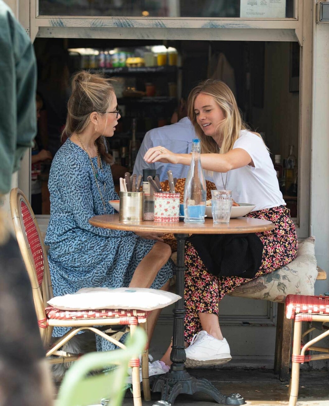 Cressida Bonas lunchar med en väninna och visar upp… Cressida Bonas