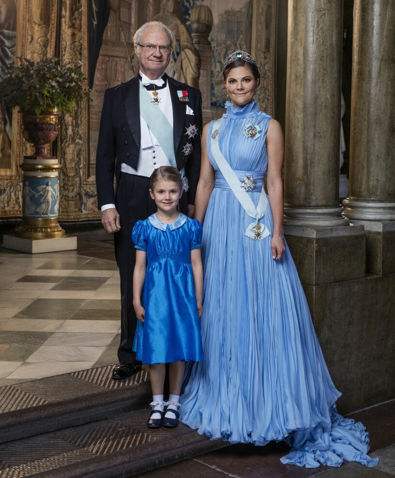 Victoria i Jennifer Bloms klänning, en unik bild på tre kungliga generationer: Kungen och de två framtida drottningarna Victoria och Estelle. Kungen Kronprinsessan Victoria och prinsessan Estelle på hovets officiella bild