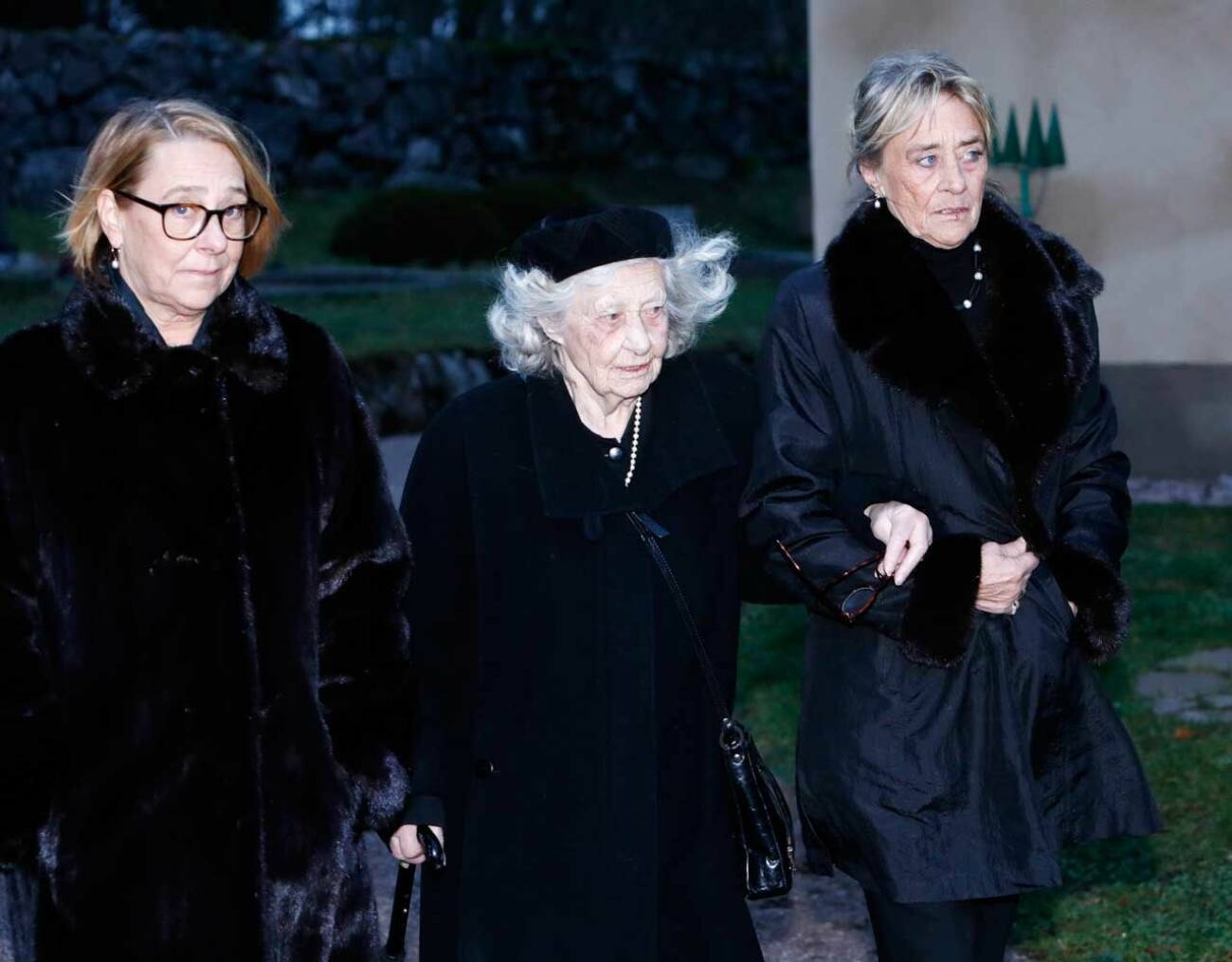 102-åriga Dagmar von Arbin tog farväl av sin bror Oscis Bernadotte. Hä med sina döttrar Madeleine De Geer och Louise Mårtenson.