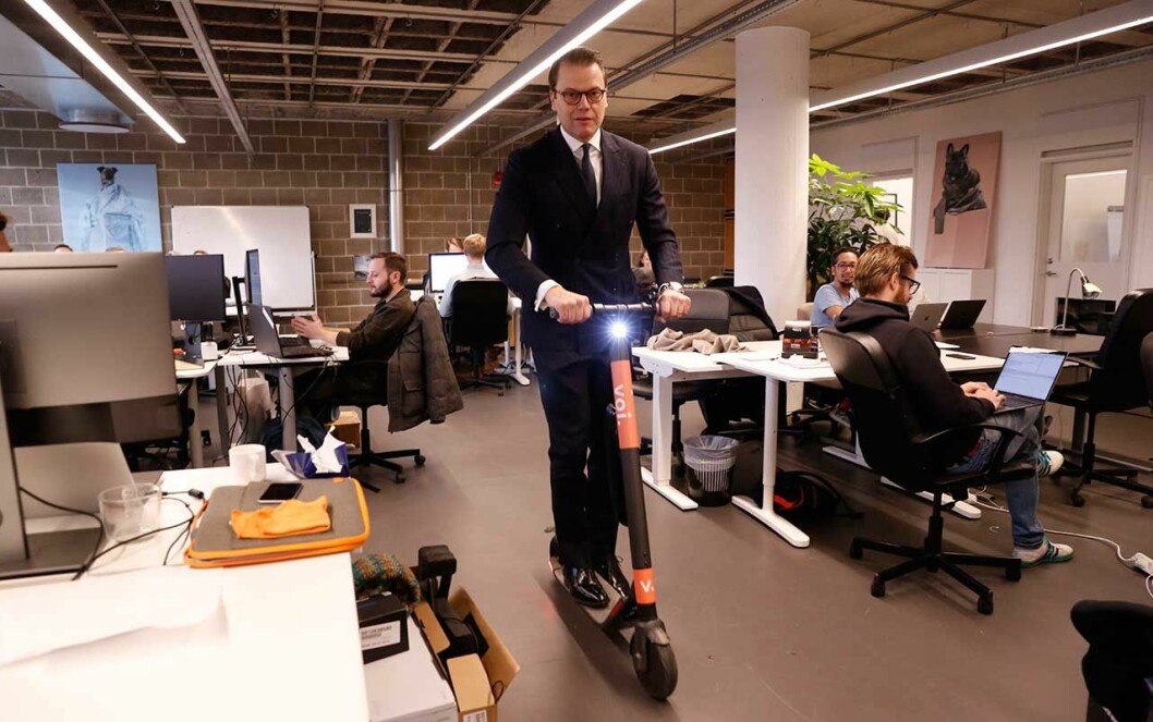 Håll i hatten! Prins Daniel susade avslappnat förbi kontorsplatserna. prins daniel handelshögskolan