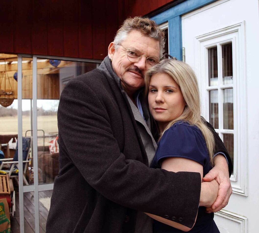 Dan Ekborg tillsammans med sin pappa, Lars Ekborg. Dan Ekborg, 63 tillsammans med frun Emma, 28.