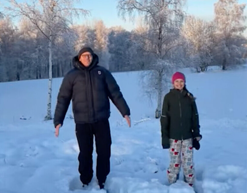 Prinsessan Estelle och prins Daniel ute i snön – som visar att videon spelades in innan barmarksvintern drabbade Stockholm. Prinsessan Estelle och prins Daniel under Upp och hoppa-dagen 2023